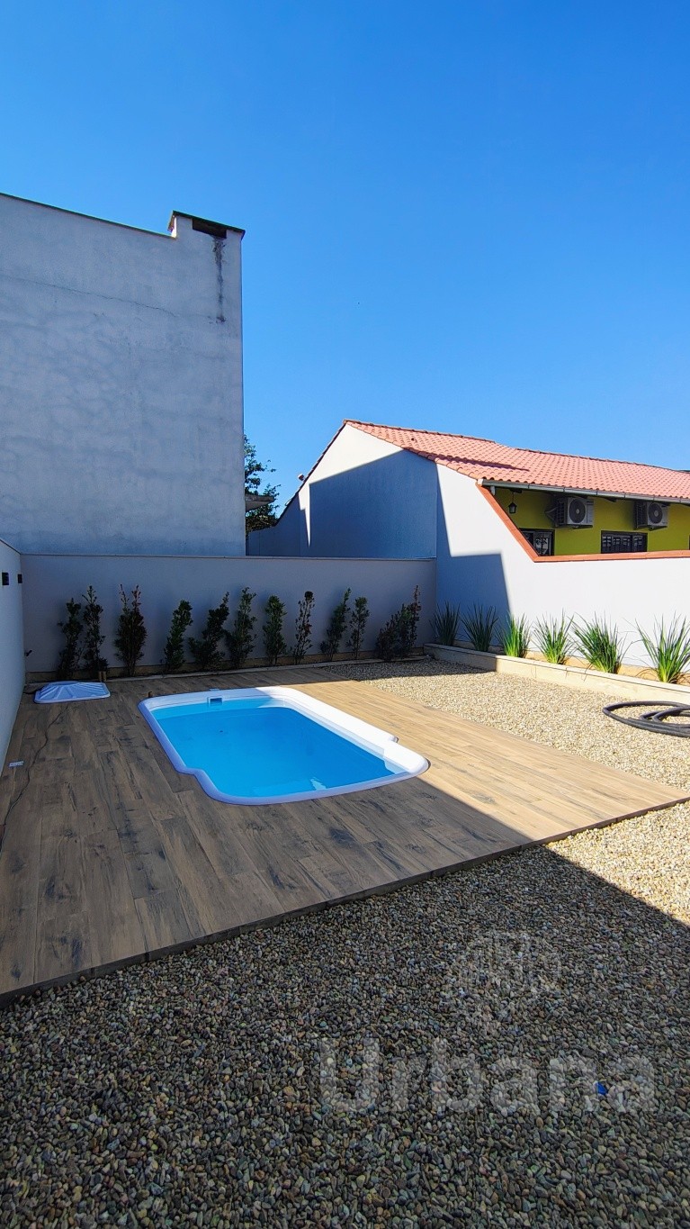 Casa geminada com piscina no Jaraguá Esquerdo | Urbana Imóveis