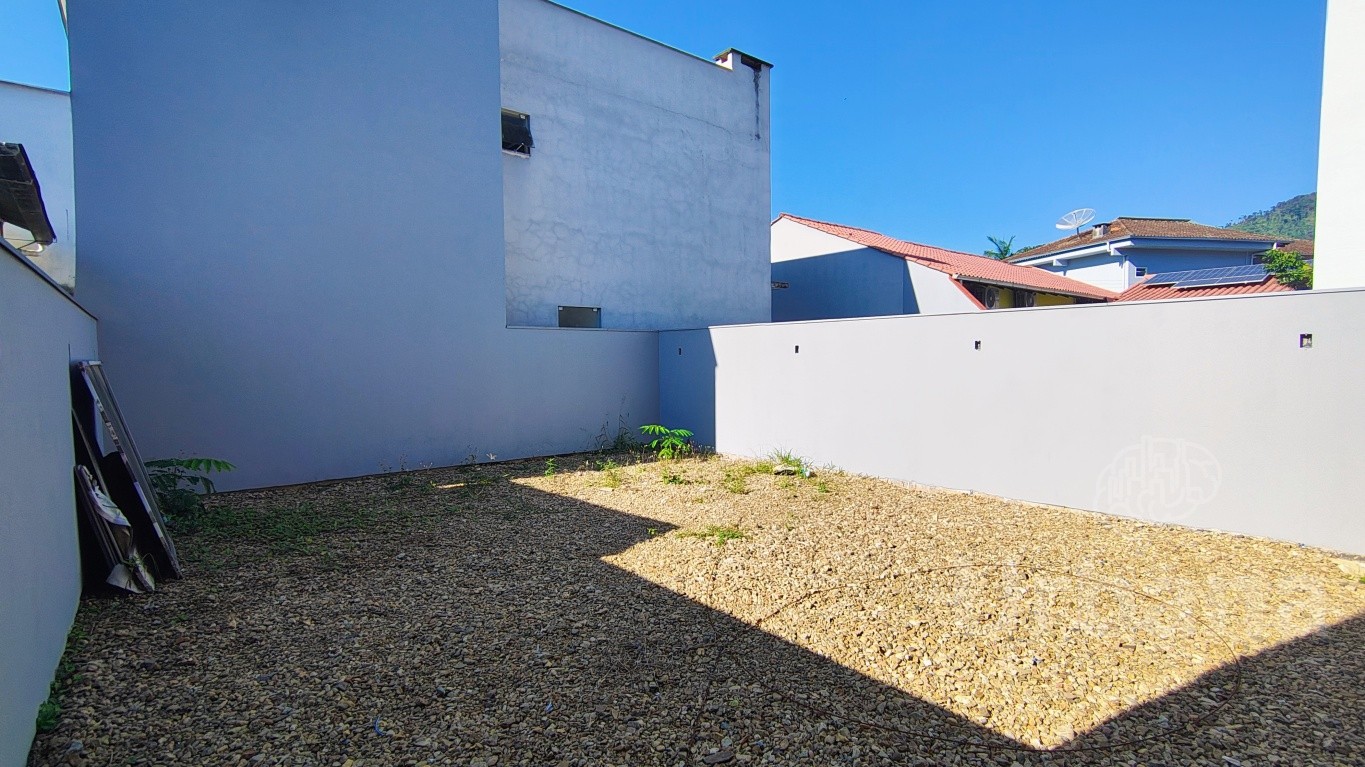 Casa geminada no Jaraguá Esquerdo | Urbana Imóveis