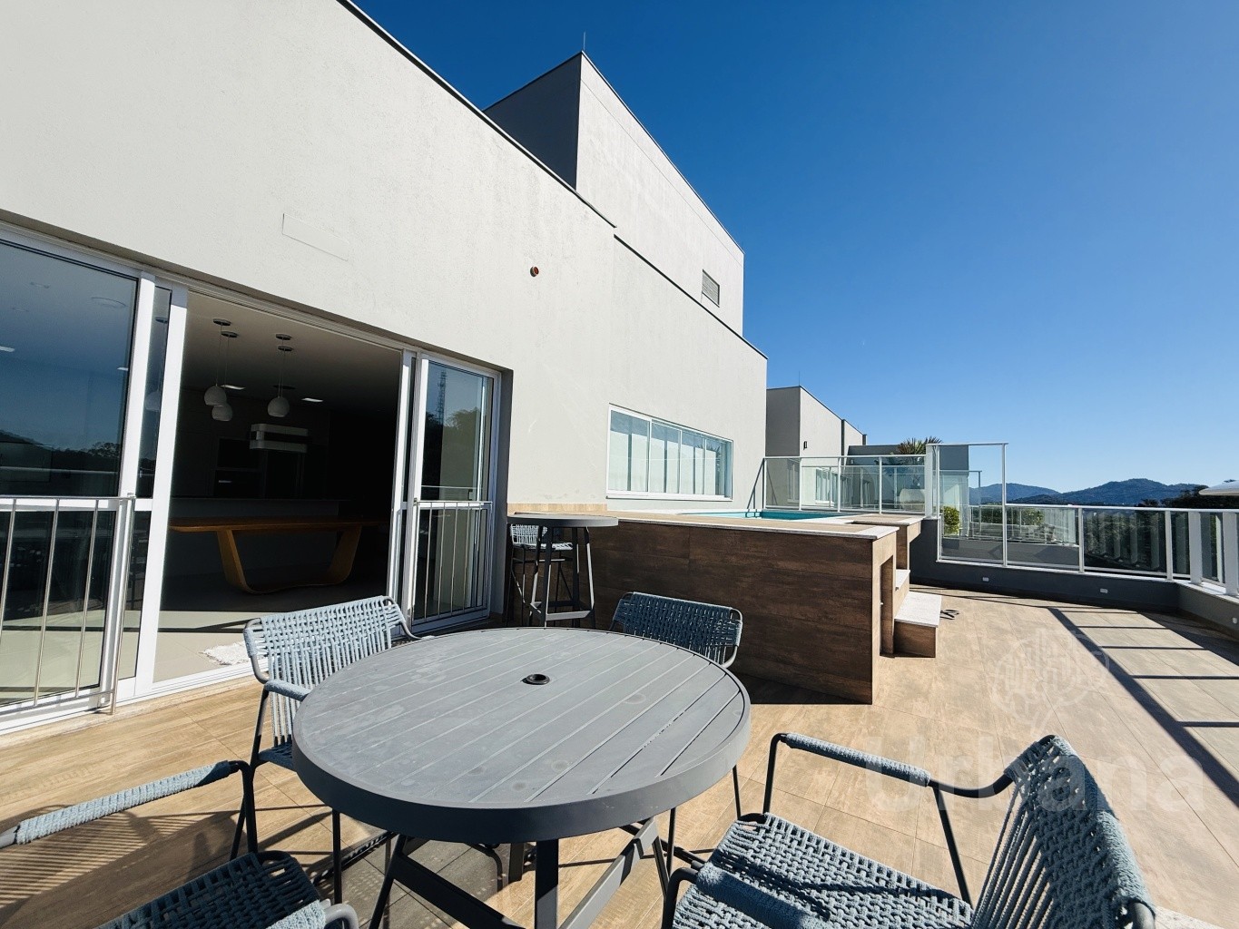 Cobertura mobiliada com piscina no Centro de Jaraguá do Sul | Urbana Imóveis Imobiliaria em Jaragua do Sul