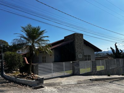 Casa ampla na Barra do Rio Molha | Urbana Imóveis