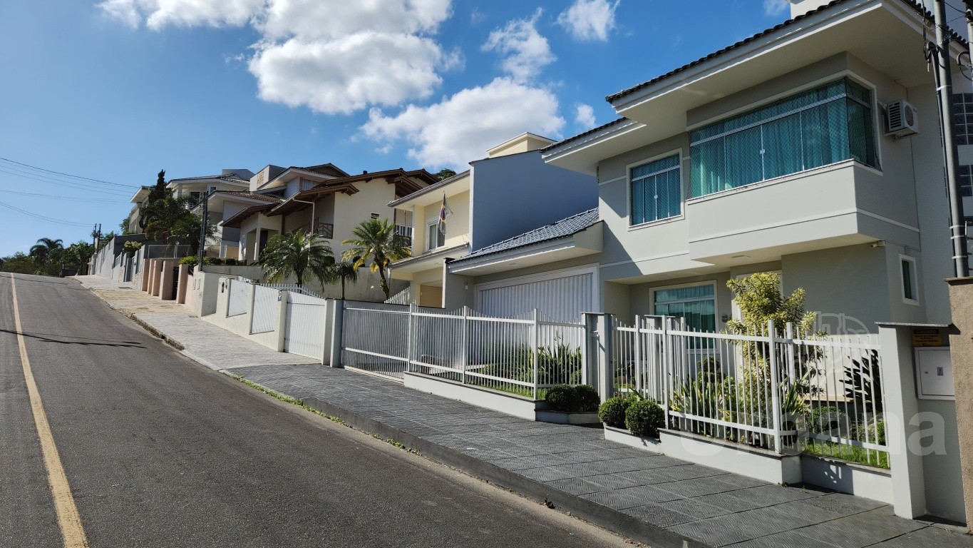 Casa com 3 suítes e jacuzzi no bairro Amizade – Jaraguá do Sul | Imobiliária Urbana