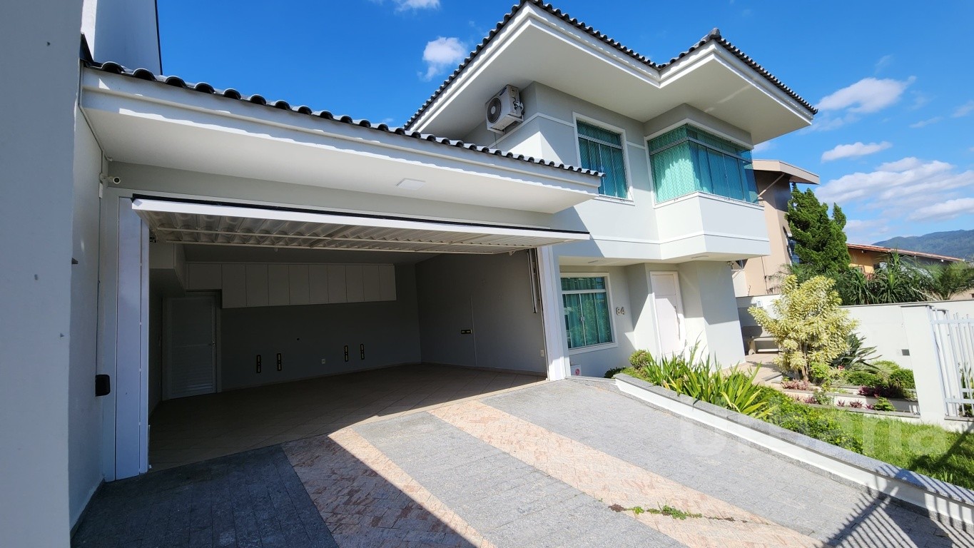 Casa com 3 suítes e jacuzzi no bairro Amizade – Jaraguá do Sul | Imobiliária Urbana