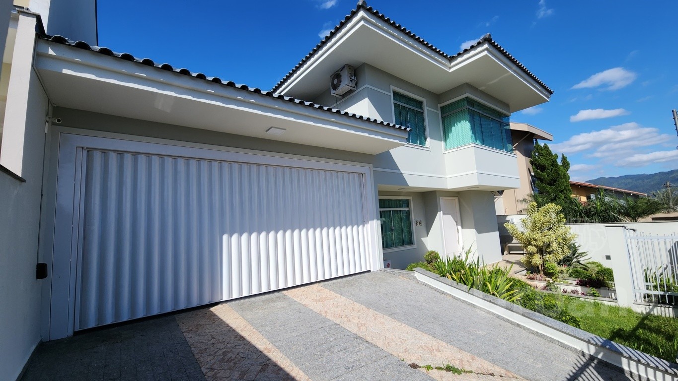 Casa com 3 suítes e jacuzzi no bairro Amizade – Jaraguá do Sul | Imobiliária Urbana