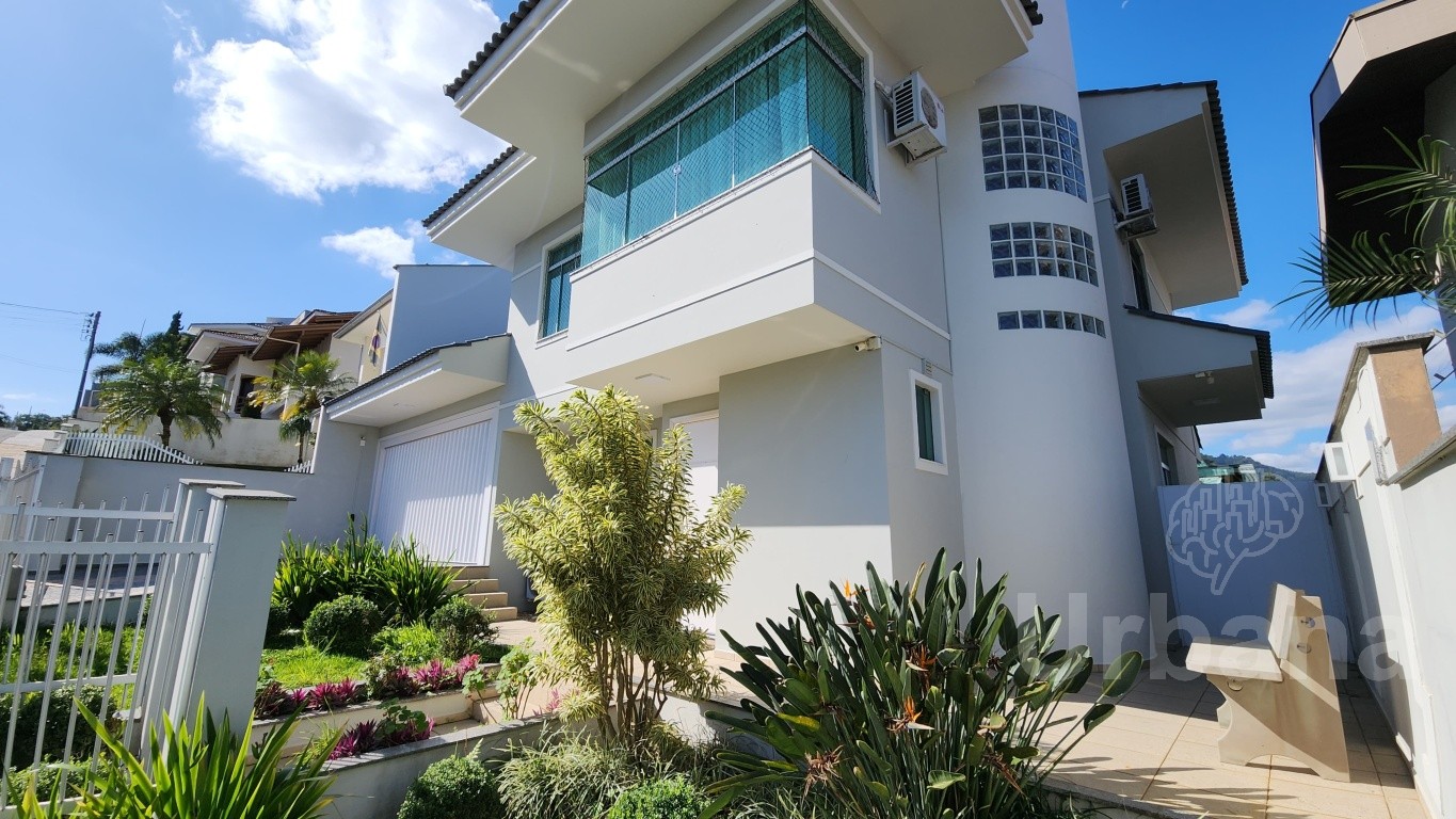Casa com 3 suítes e jacuzzi no bairro Amizade – Jaraguá do Sul | Imobiliária Urbana
