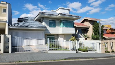Casa com 3 suítes e jacuzzi no bairro Amizade – Jaraguá do Sul | Imobiliária Urbana
