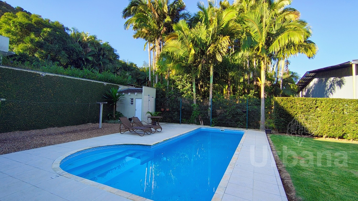Casa de alto padrão com piscina no bairro Amizade, em Guaramirim