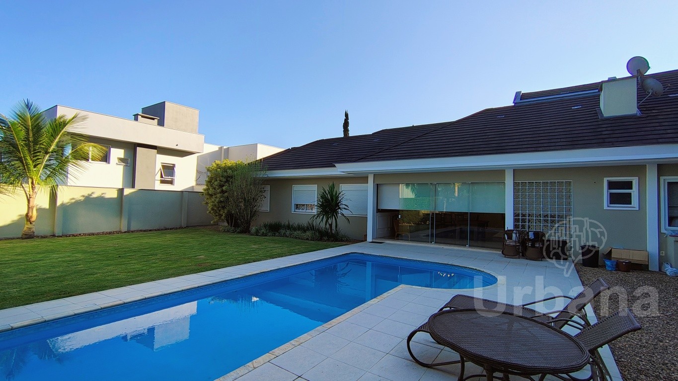 Casa de alto padrão com piscina no bairro Amizade, em Guaramirim
