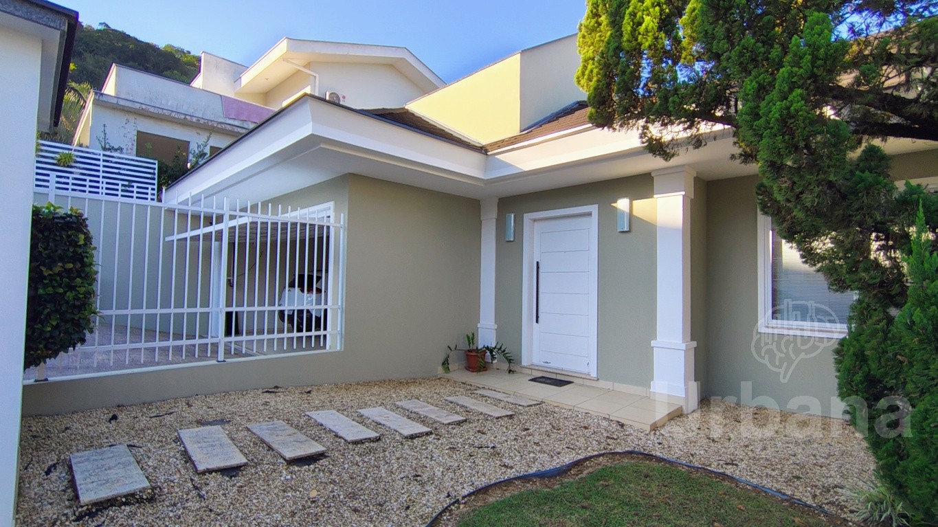 Casa de alto padrão com piscina no bairro Amizade, em Guaramirim