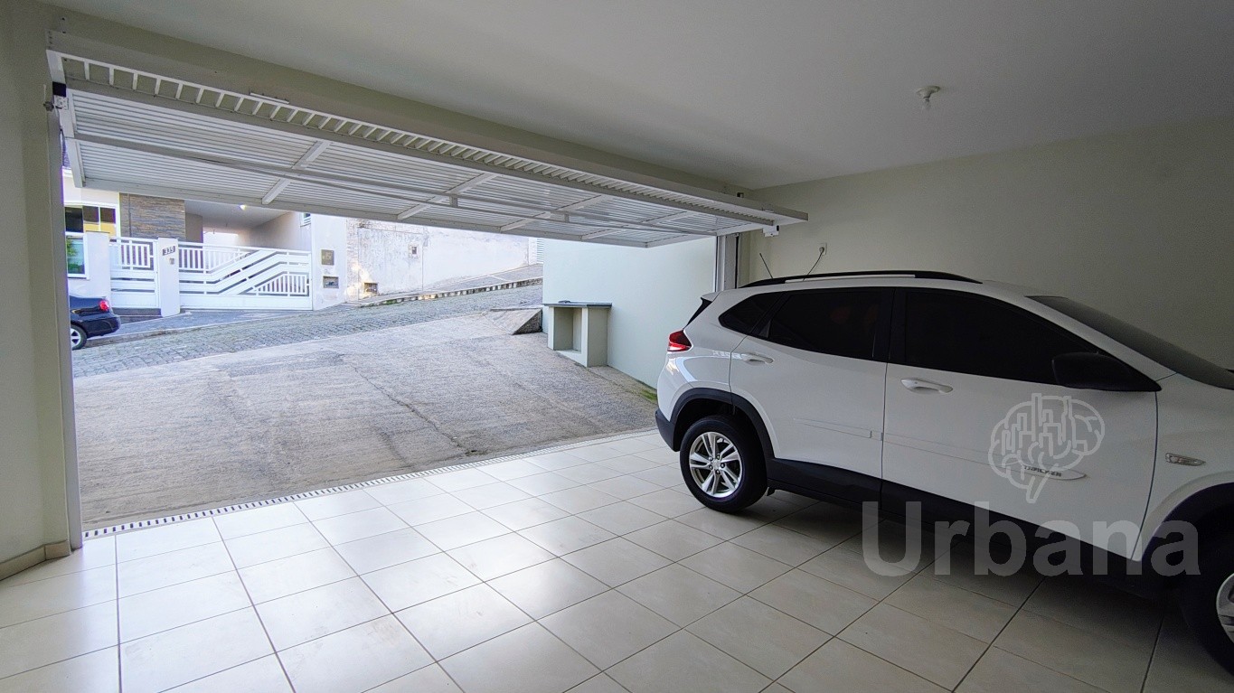 Casa de alto padrão com piscina no bairro Amizade, em Guaramirim