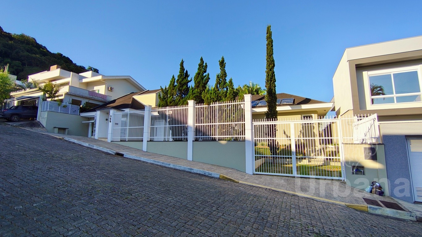 Casa de alto padrão com piscina no bairro Amizade, em Guaramirim