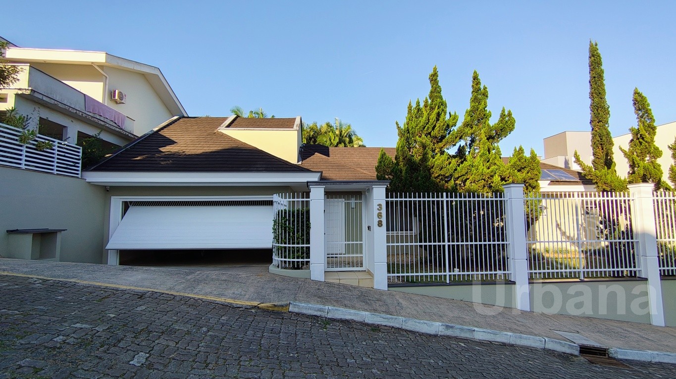 Casa de alto padrão com piscina no bairro Amizade, em Guaramirim
