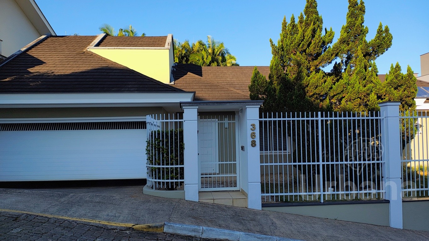 Casa de alto padrão com piscina no bairro Amizade, em Guaramirim