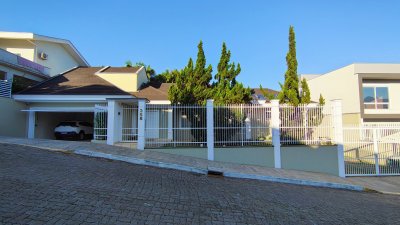 Casa de alto padrão com piscina no bairro Amizade, em Guaramirim