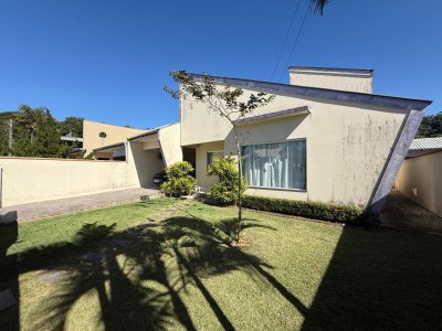 Casa à venda em Jaraguá do Sul com amplo terreno bairro Três Rios do Sul