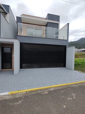 Casa com 3 quartos no bairro Barra do Rio Cerro em Jaraguá do Sul