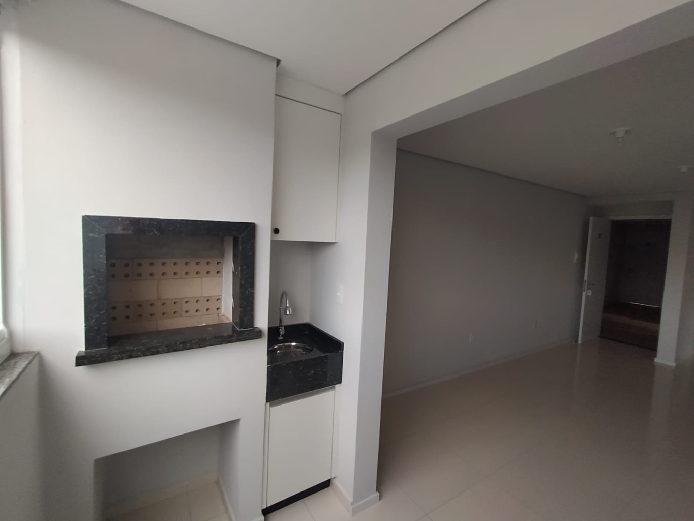 Apartamento semimobiliado com 2 quartos no bairro Rau, prédio com elevador e piscina