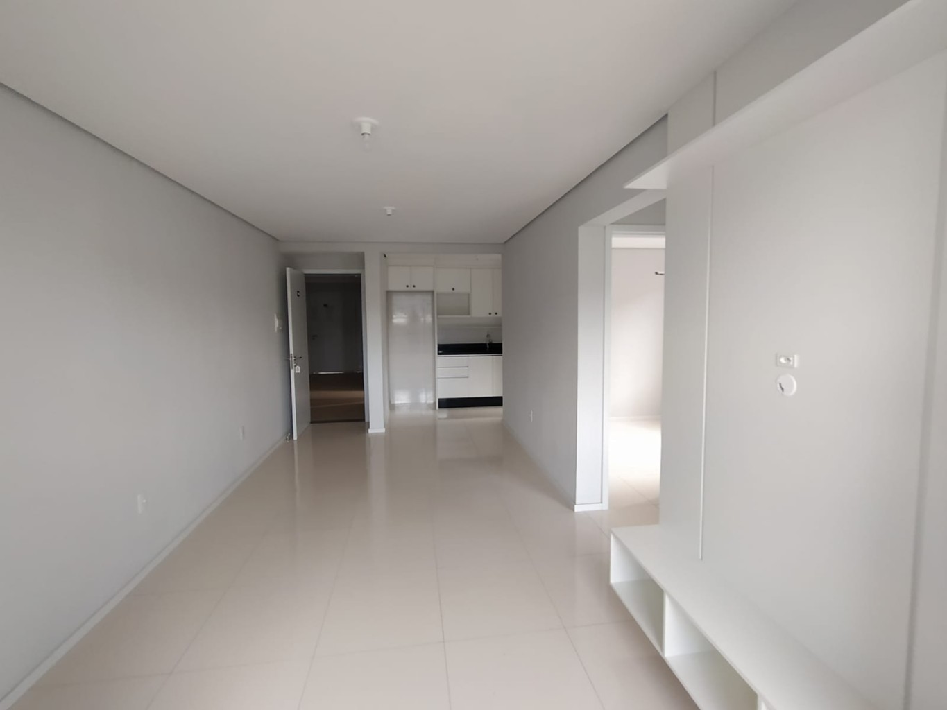 Apartamento semimobiliado com 2 quartos no bairro Rau, prédio com elevador e piscina