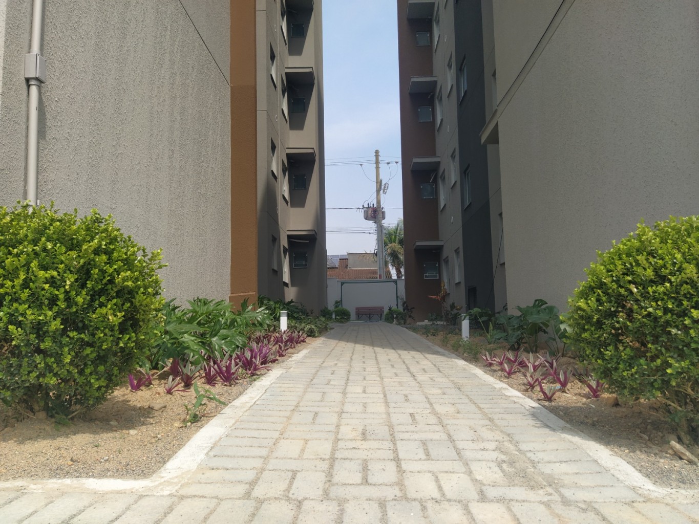 Apartamento semimobiliado com 2 quartos no bairro Rau, prédio com elevador e piscina