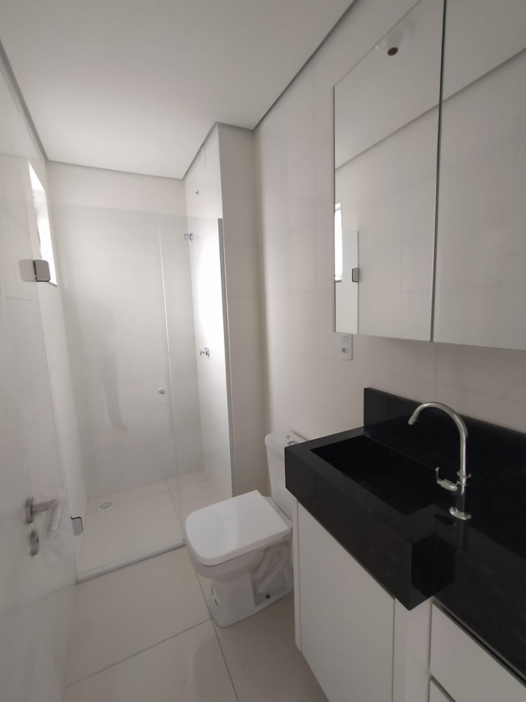 Apartamento semimobiliado com 2 quartos no bairro Rau, prédio com elevador e piscina