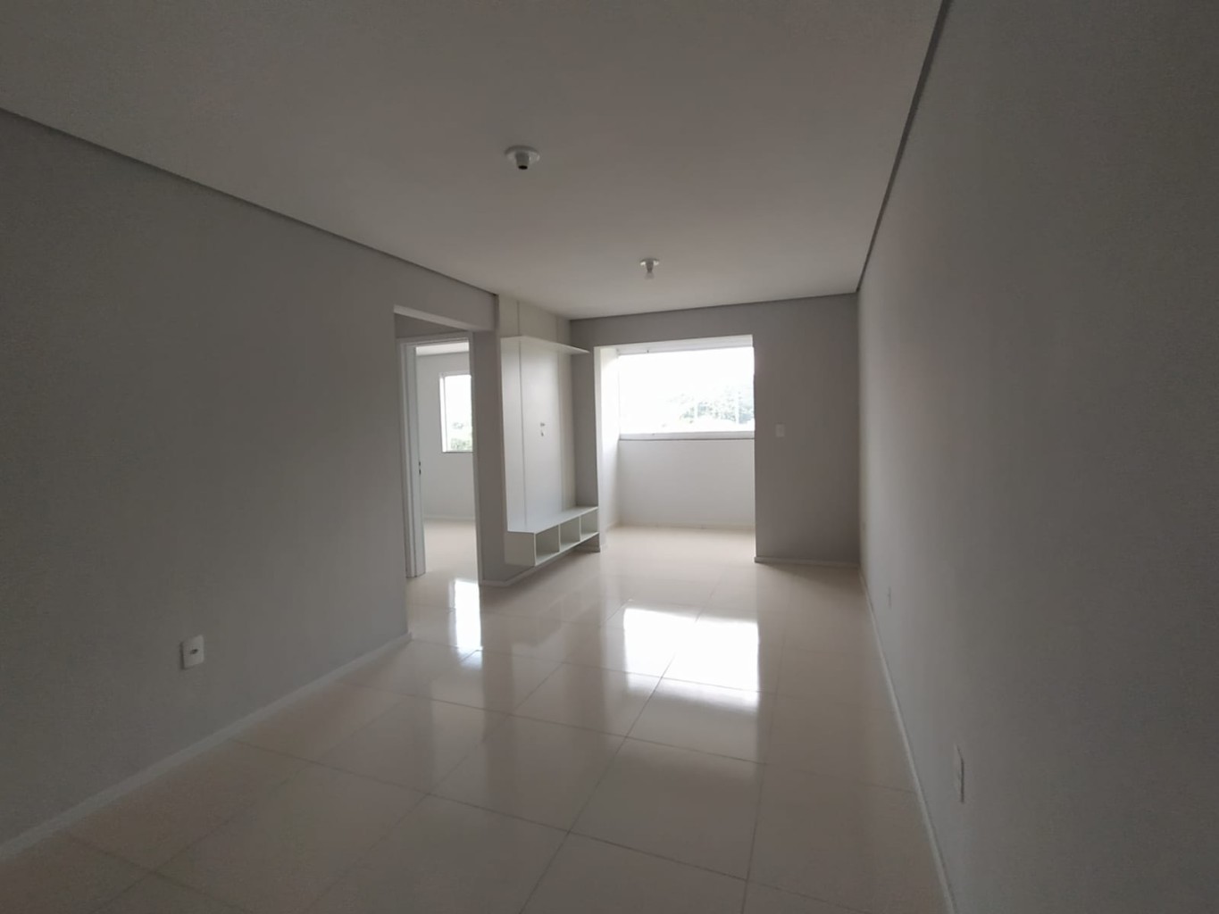 Apartamento semimobiliado com 2 quartos no bairro Rau, prédio com elevador e piscina