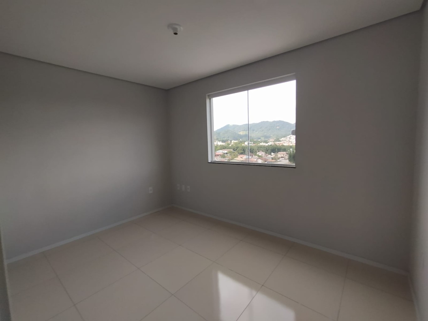 Apartamento semimobiliado com 2 quartos no bairro Rau, prédio com elevador e piscina