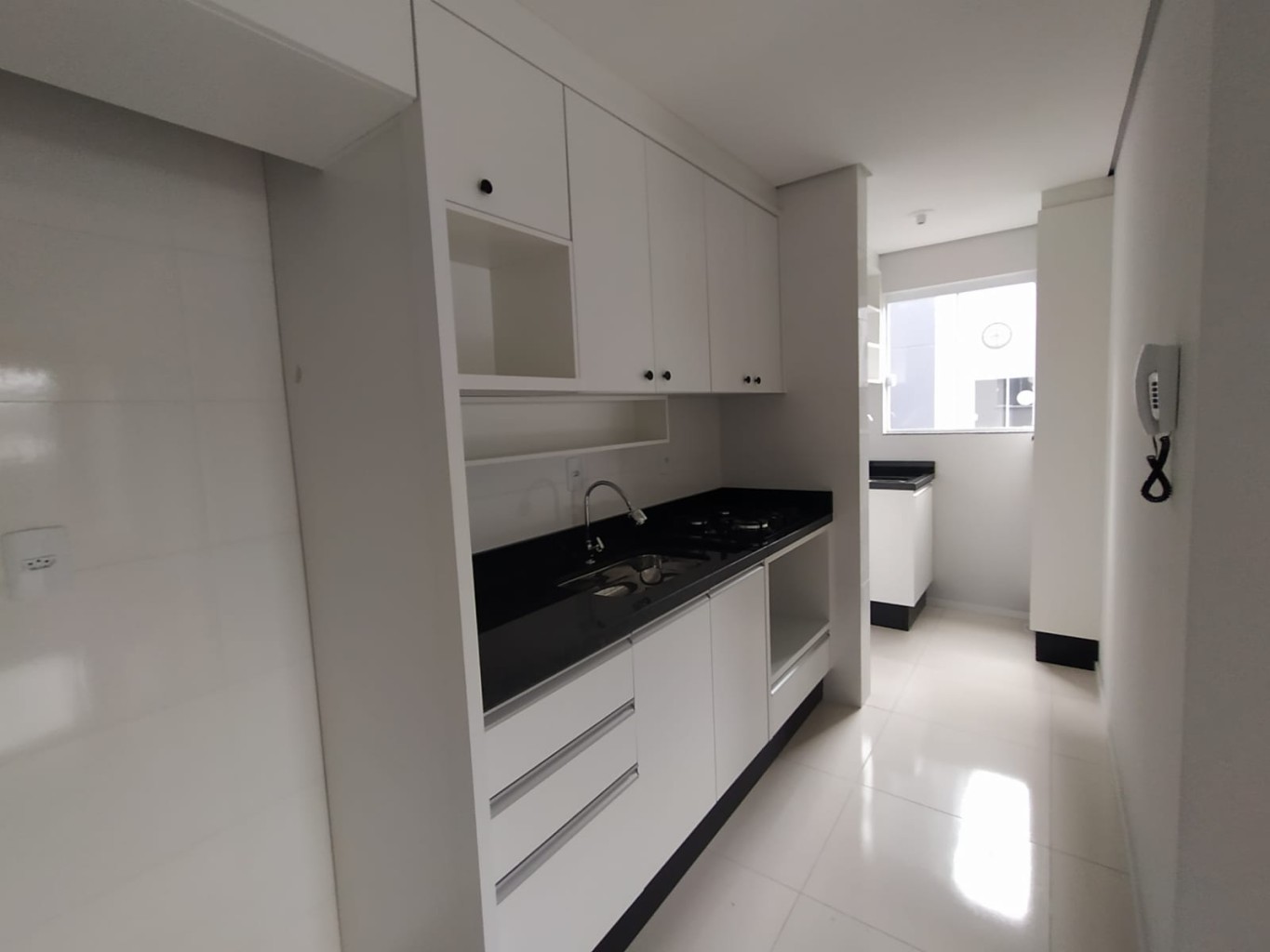 Apartamento semimobiliado com 2 quartos no bairro Rau, prédio com elevador e piscina