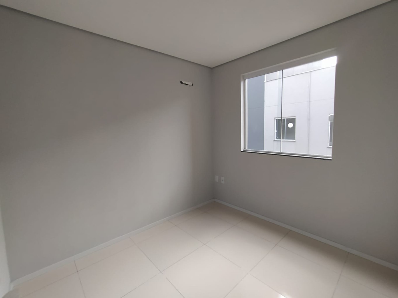 Apartamento semimobiliado com 2 quartos no bairro Rau, prédio com elevador e piscina