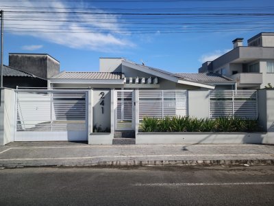 Casa térrea mobiliada no bairro Três Rios do Sul - Jaraguá do Sul | Urbana Imóveis