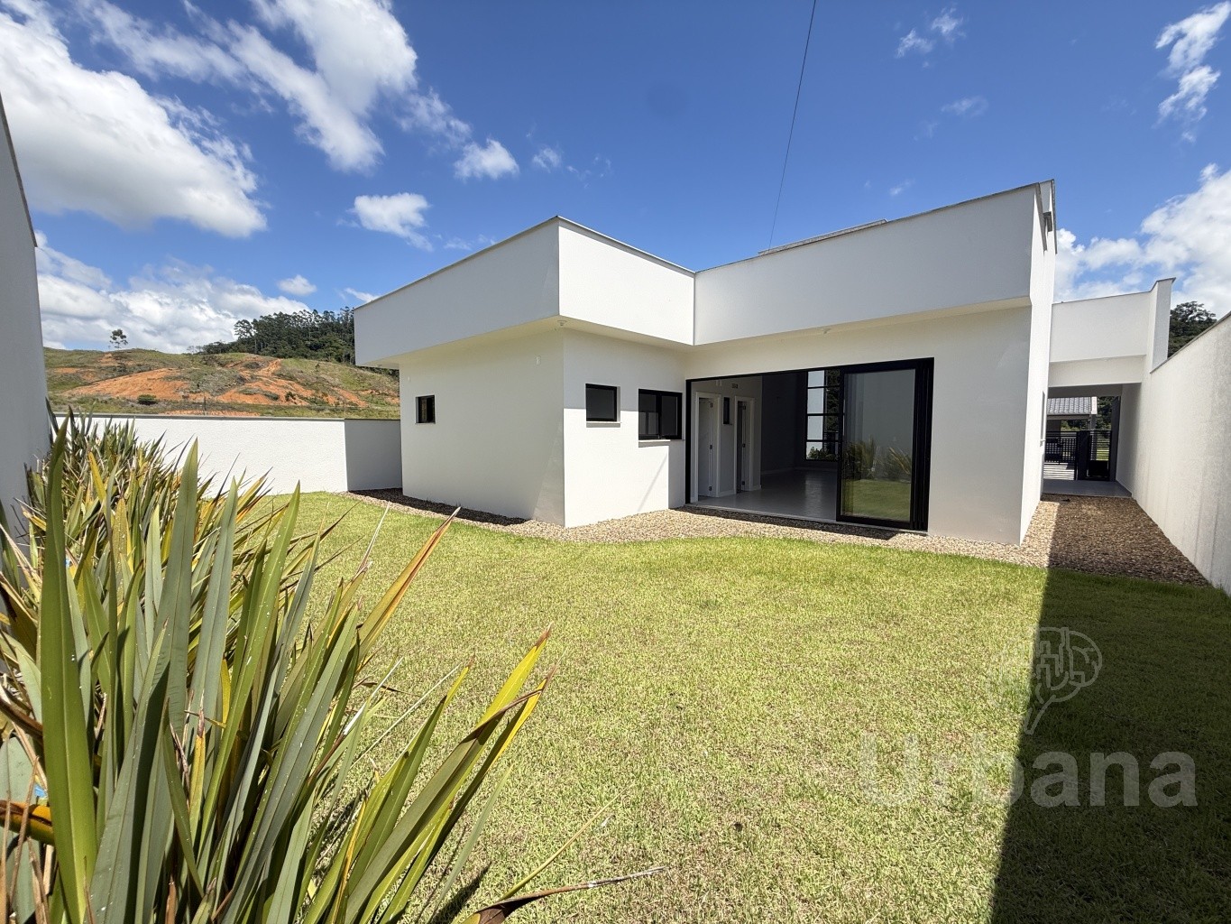 Casa Térrea com Pé-Direito Alto | Urbana Imóveis