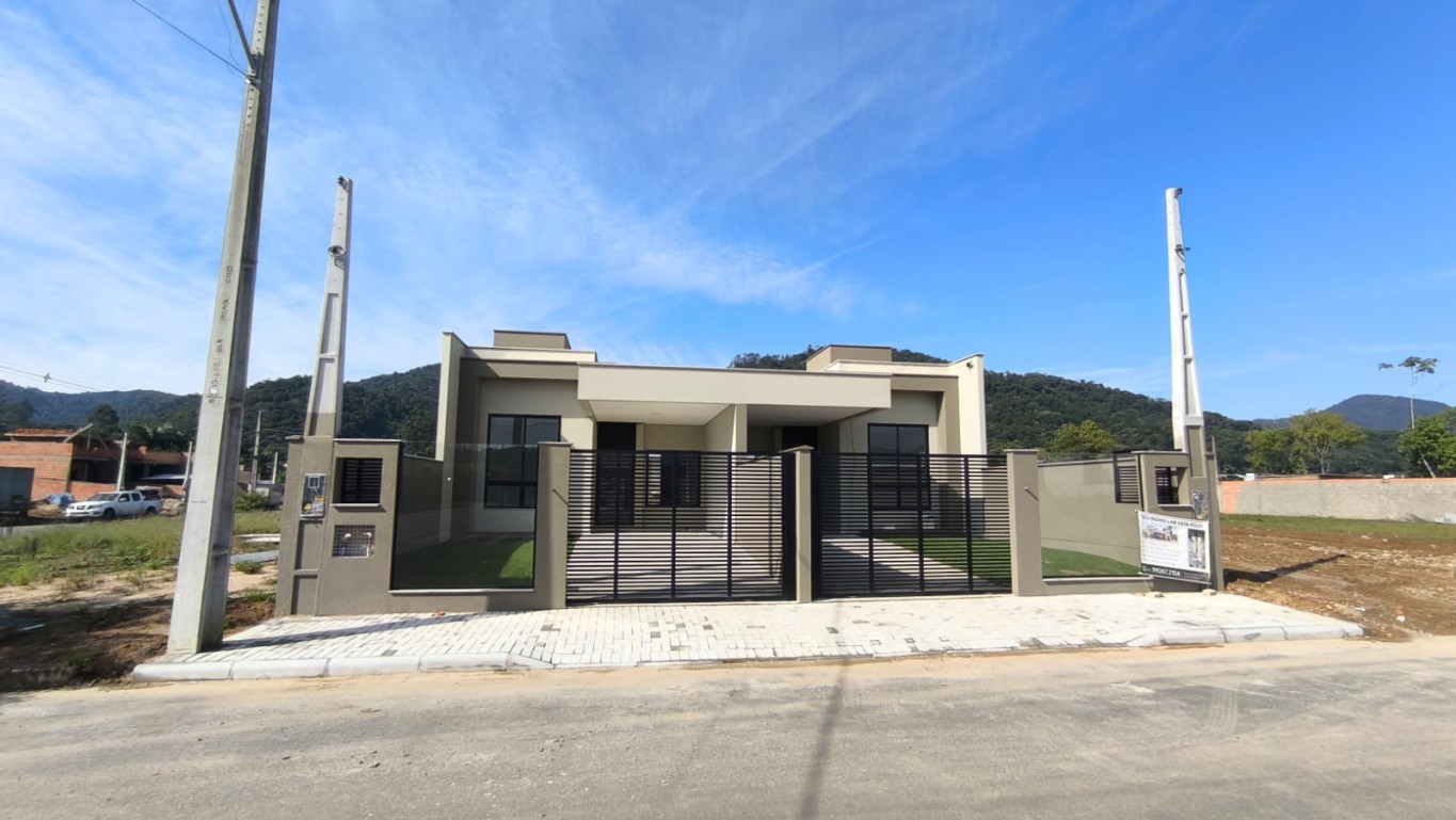 Casa térrea nova em rua sem saída no Rio Hern | Urbana Imóveis