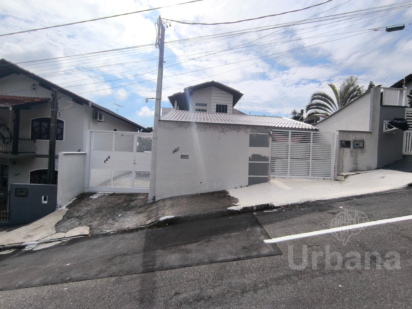 Casa com área comercial e edícula na Ilha da Figueira