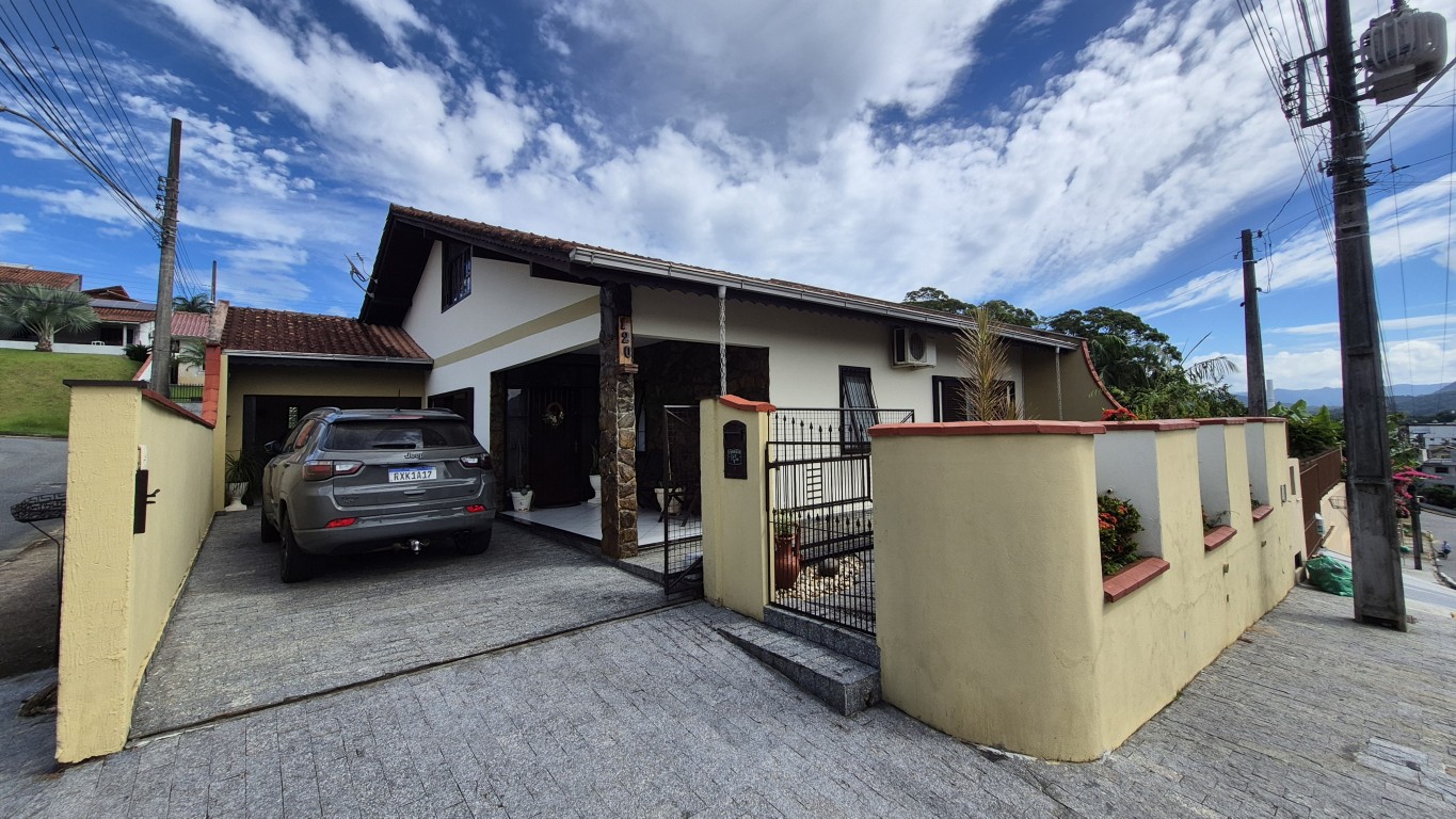 Casa com 3 quartos e amplo terreno na Vila Lenzi