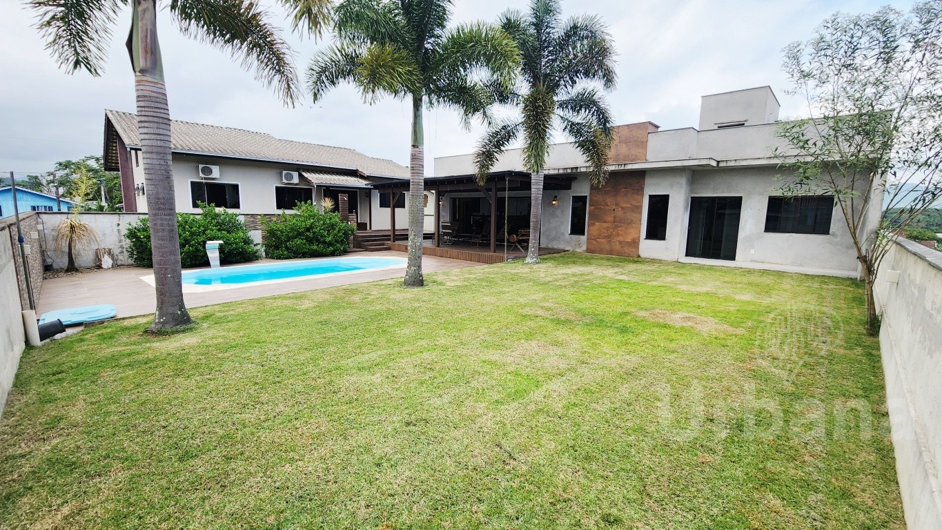 Casa com piscina e amplo terreno no Centro de Schroeder | Urbana Imóveis