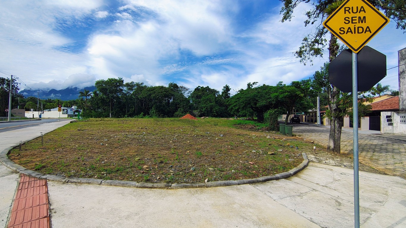 Terreno comercial de esquina no Czerniewicz com 790m²
