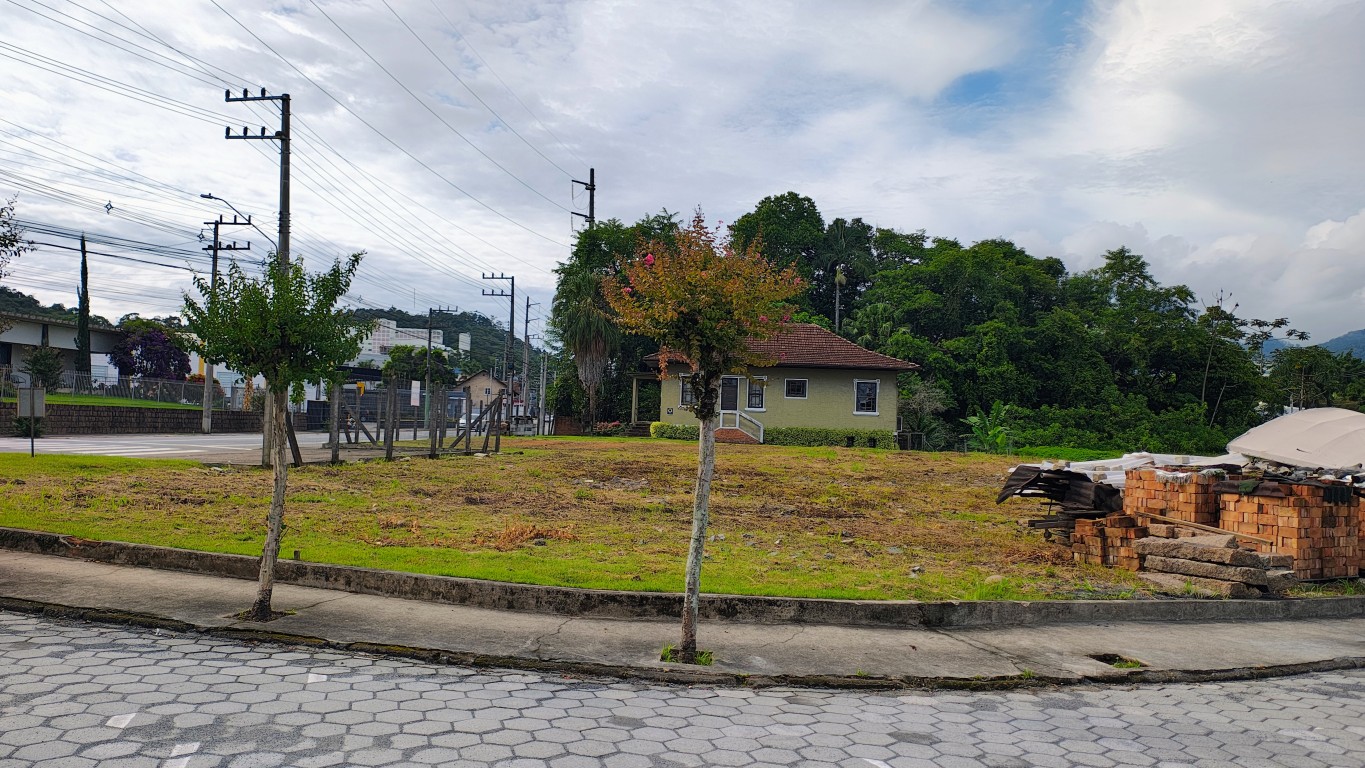 Terreno comercial de esquina no Czerniewicz com 1.134m²