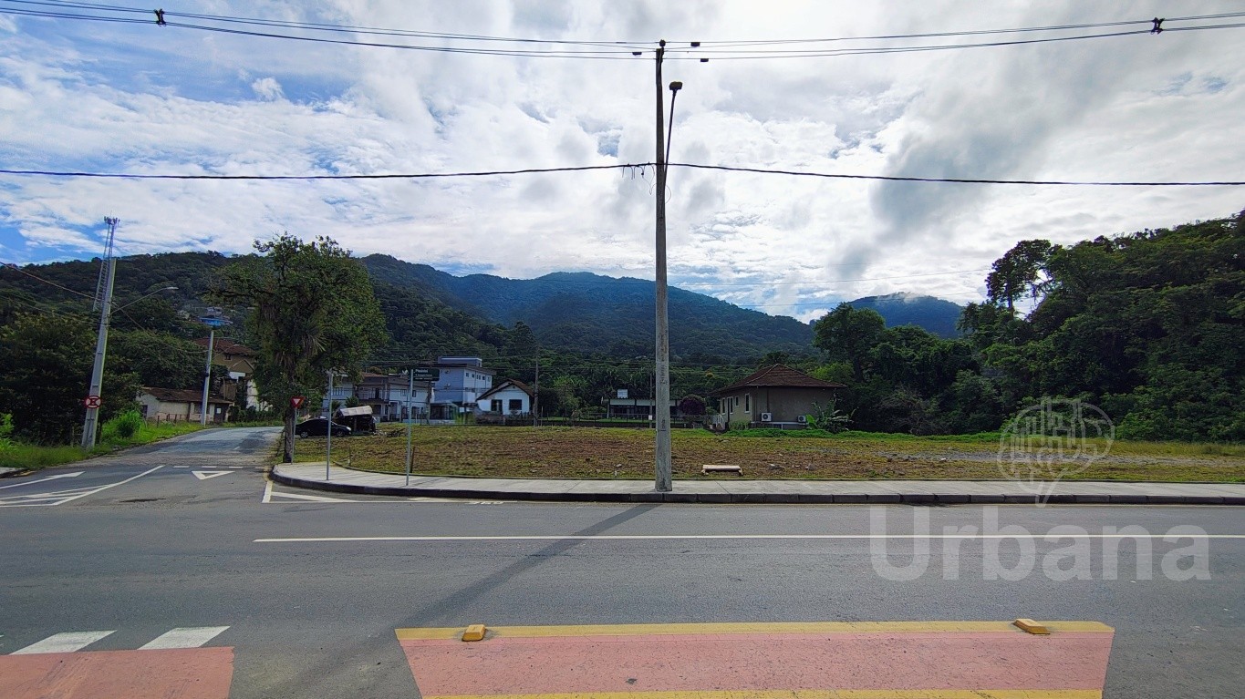 Terreno comercial de esquina no Czerniewicz com 1.257m²
