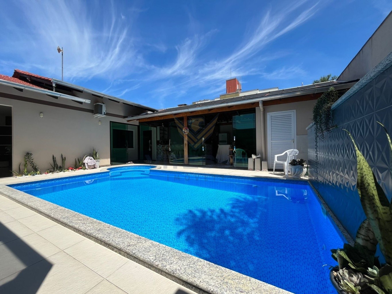 Casa com piscina e móveis planejados sob medida - Bairro Carijós - foto 1