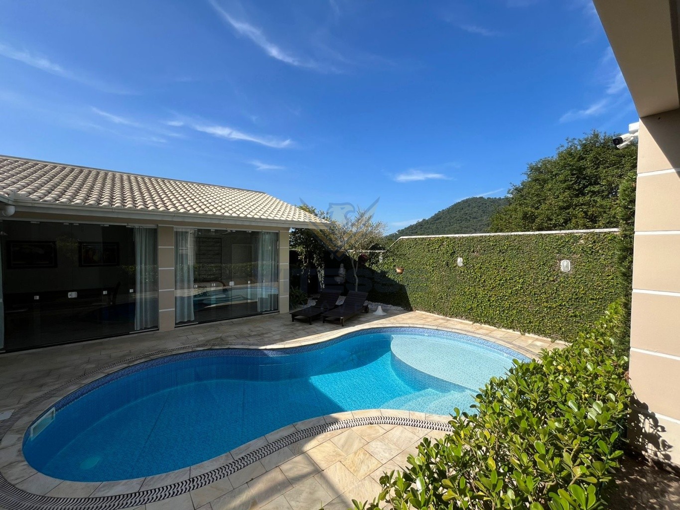 Casa com área de festas e piscina próximo ao centro - foto 1