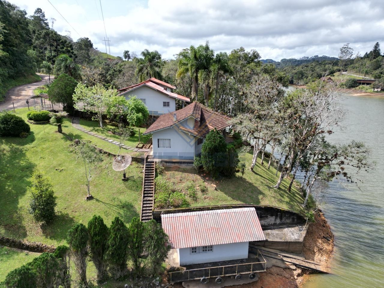 Casas em terreno amplo na represa em Palmeiras, Rio dos Cedros. - foto 1