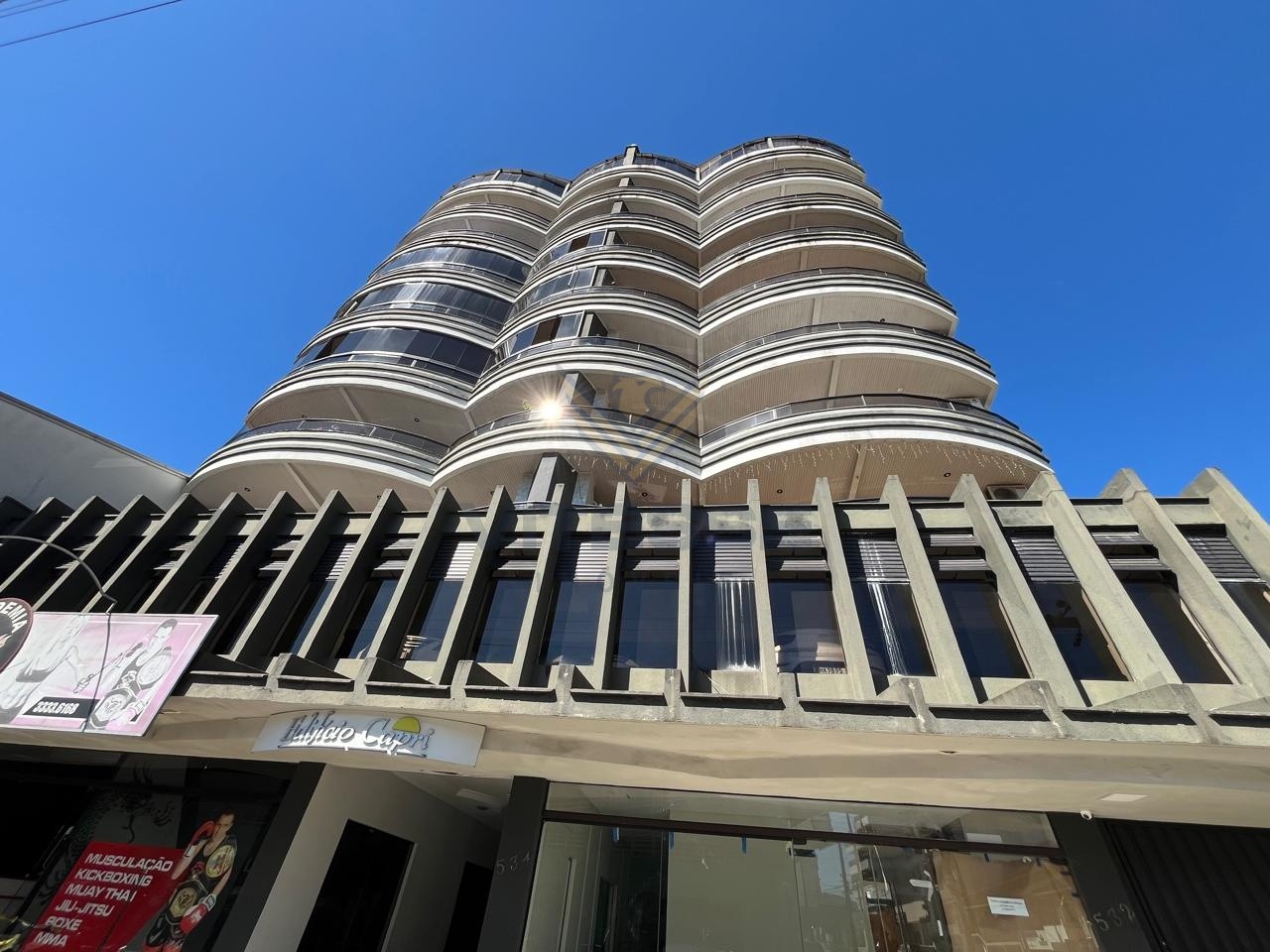 Apartamento com suíte e ampla sacada com vista para o sol da manhã. — foto 2