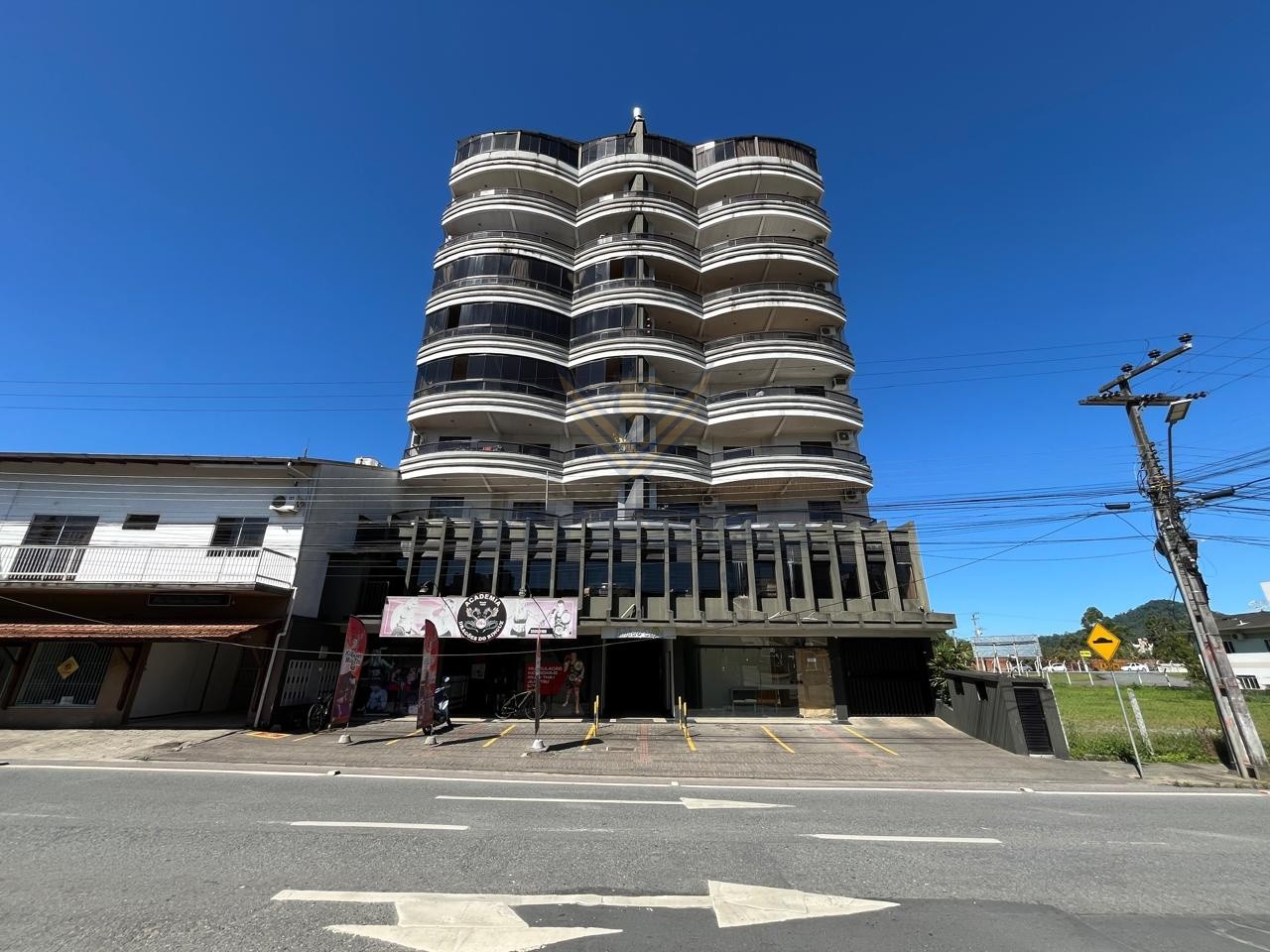 Apartamento com suíte e ampla sacada com vista para o sol da manhã. - foto 1