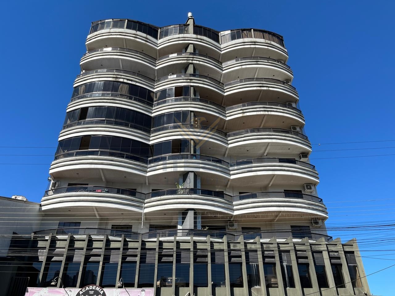 Apartamento com suíte e ampla sacada com vista para o sol da manhã. — foto 3