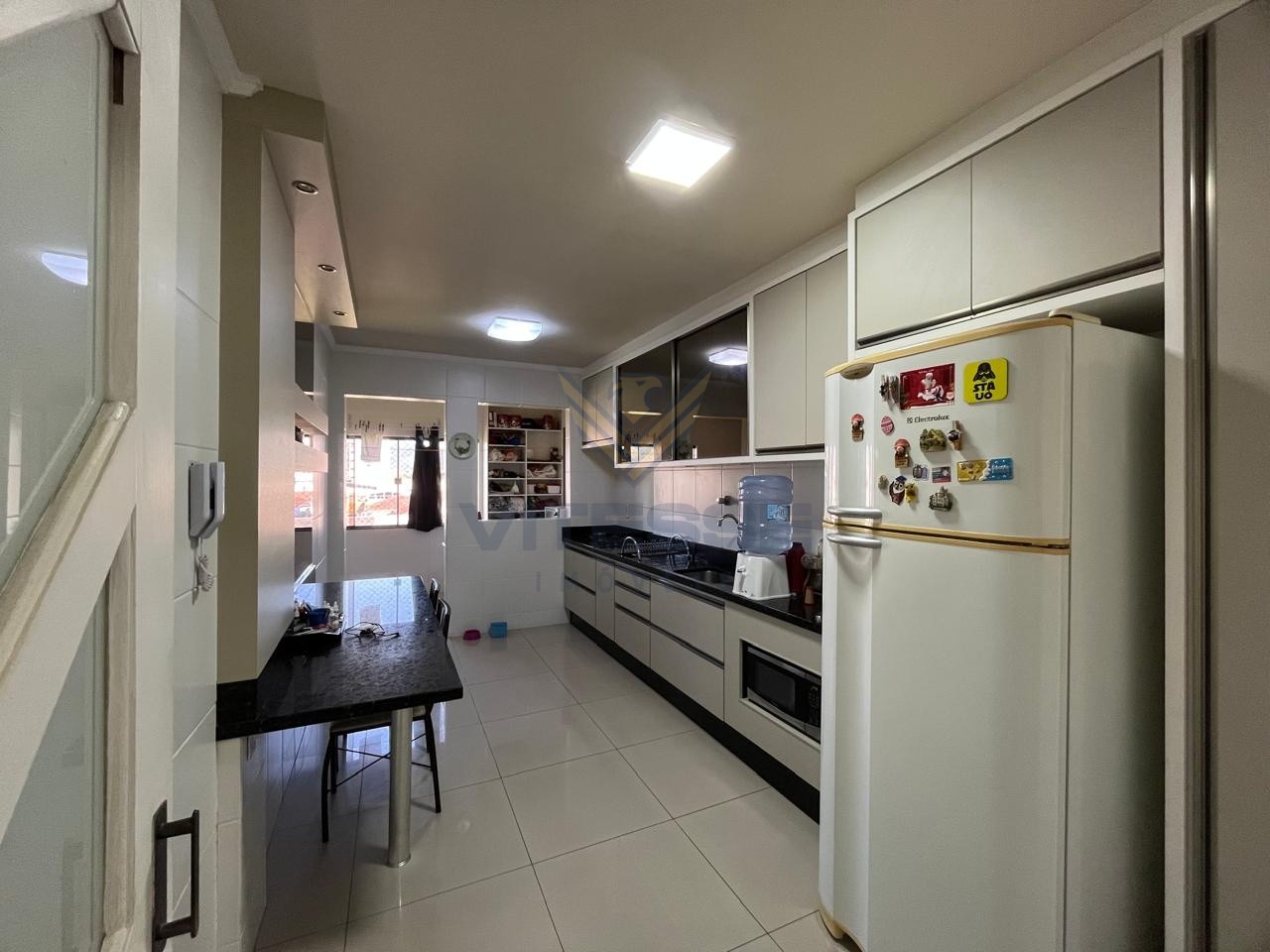 Apartamento com suíte e ampla sacada com vista para o sol da manhã. — foto 7