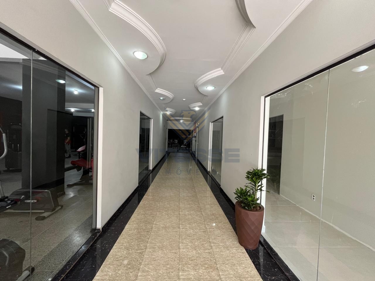 Apartamento com suíte e ampla sacada com vista para o sol da manhã. — foto 4