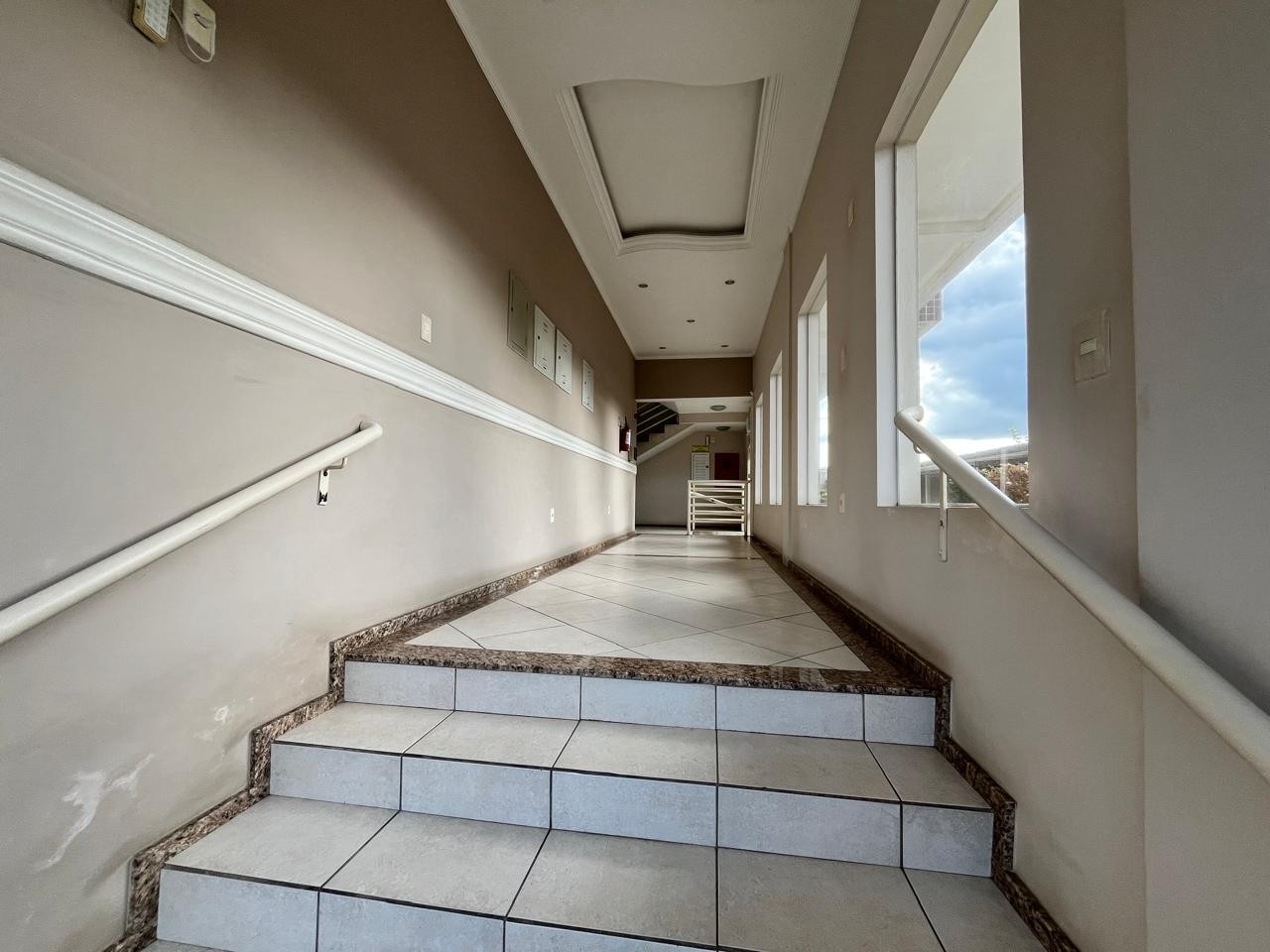 Apartamento completo com móveis planejados e sacada com churrasqueira no bairro Carijós em Indaial — foto 4