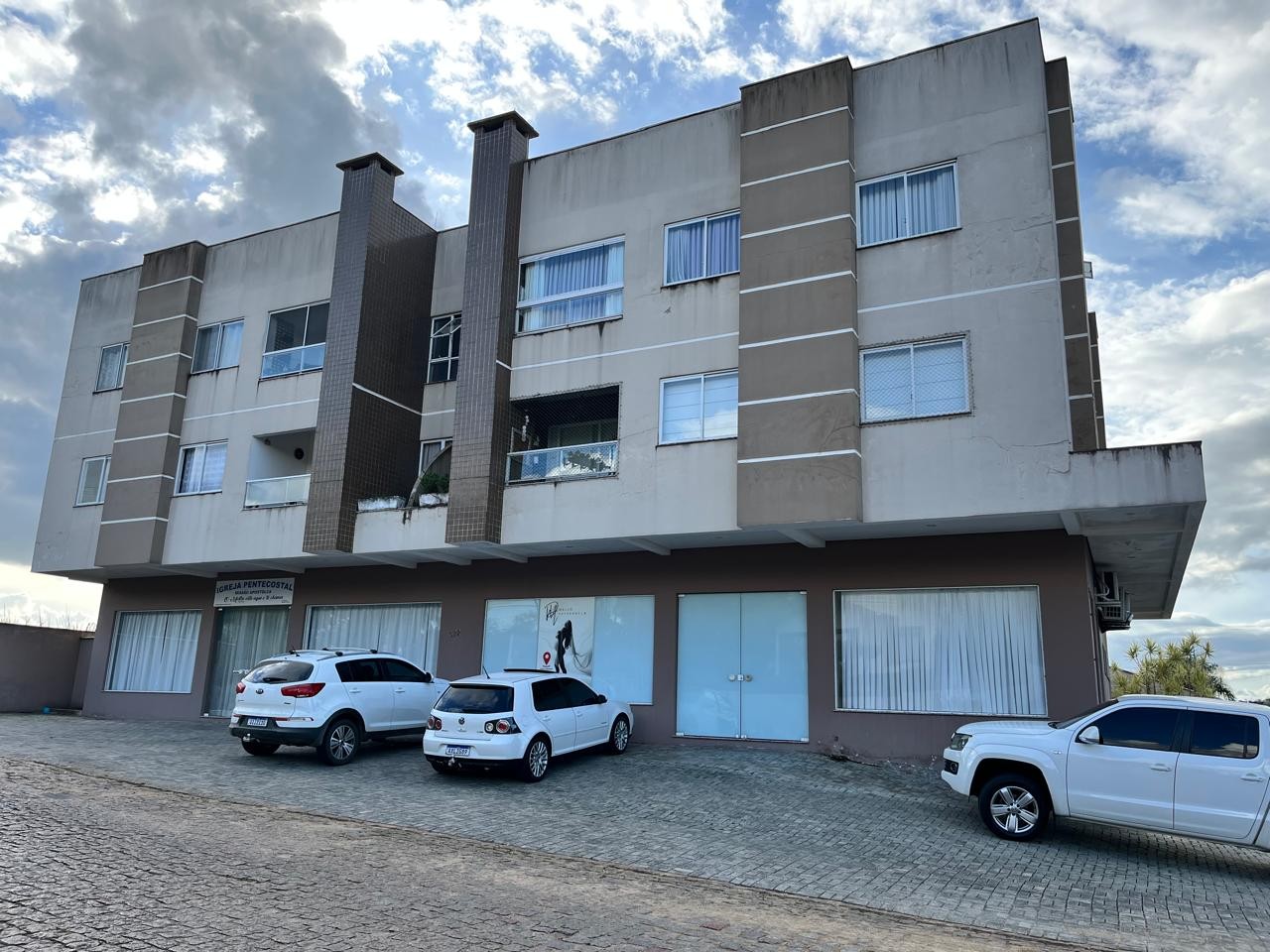 Apartamento completo com móveis planejados e sacada com churrasqueira no bairro Carijós em Indaial — foto 2