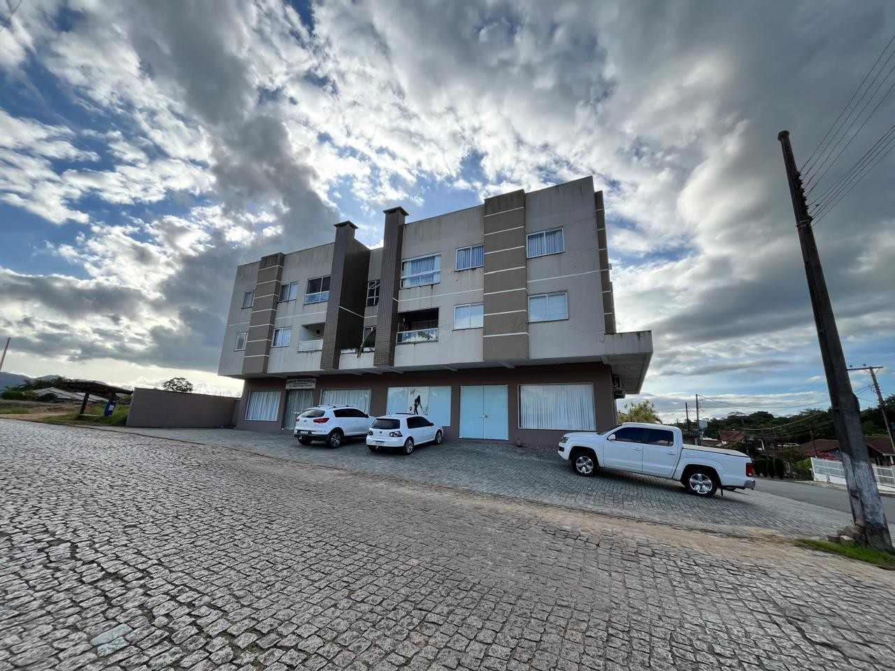 Apartamento completo com móveis planejados e sacada com churrasqueira no bairro Carijós em Indaial - foto 1