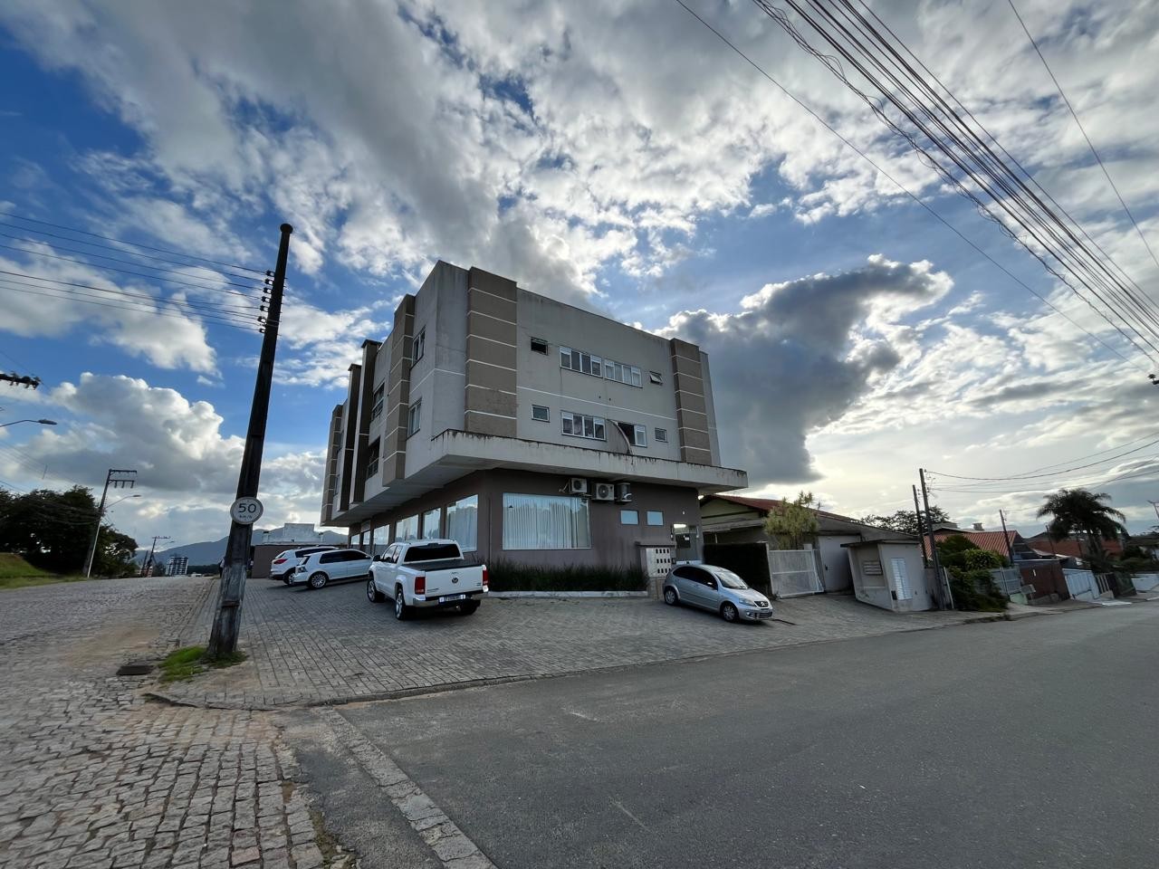 Apartamento completo com móveis planejados e sacada com churrasqueira no bairro Carijós em Indaial — foto 3