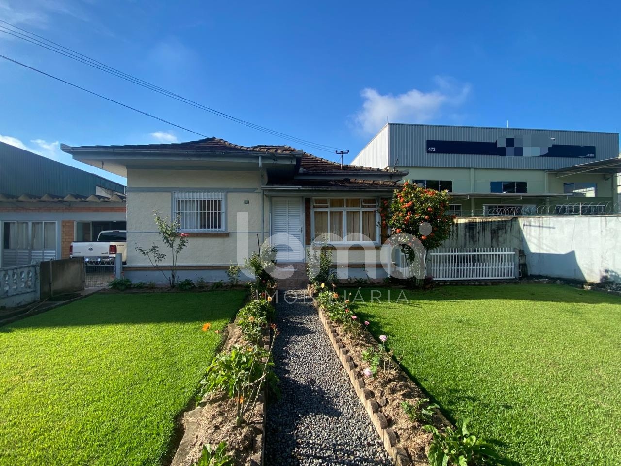Casa térrea com 3 dormitórios, amplo terreno nos fundos com pomar em Blumenau.
