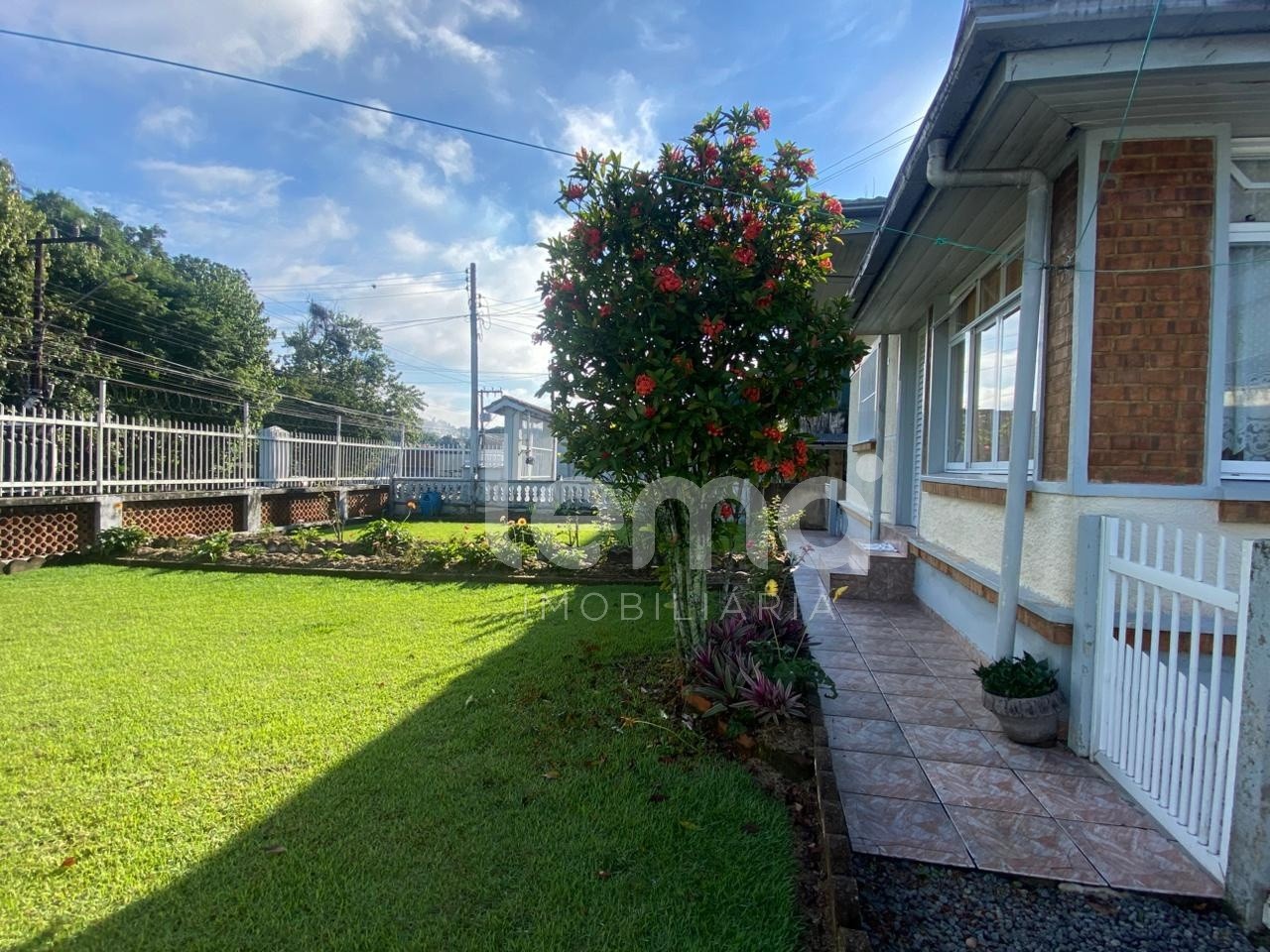 Casa térrea com 3 dormitórios, amplo terreno nos fundos com pomar em Blumenau. — foto 2